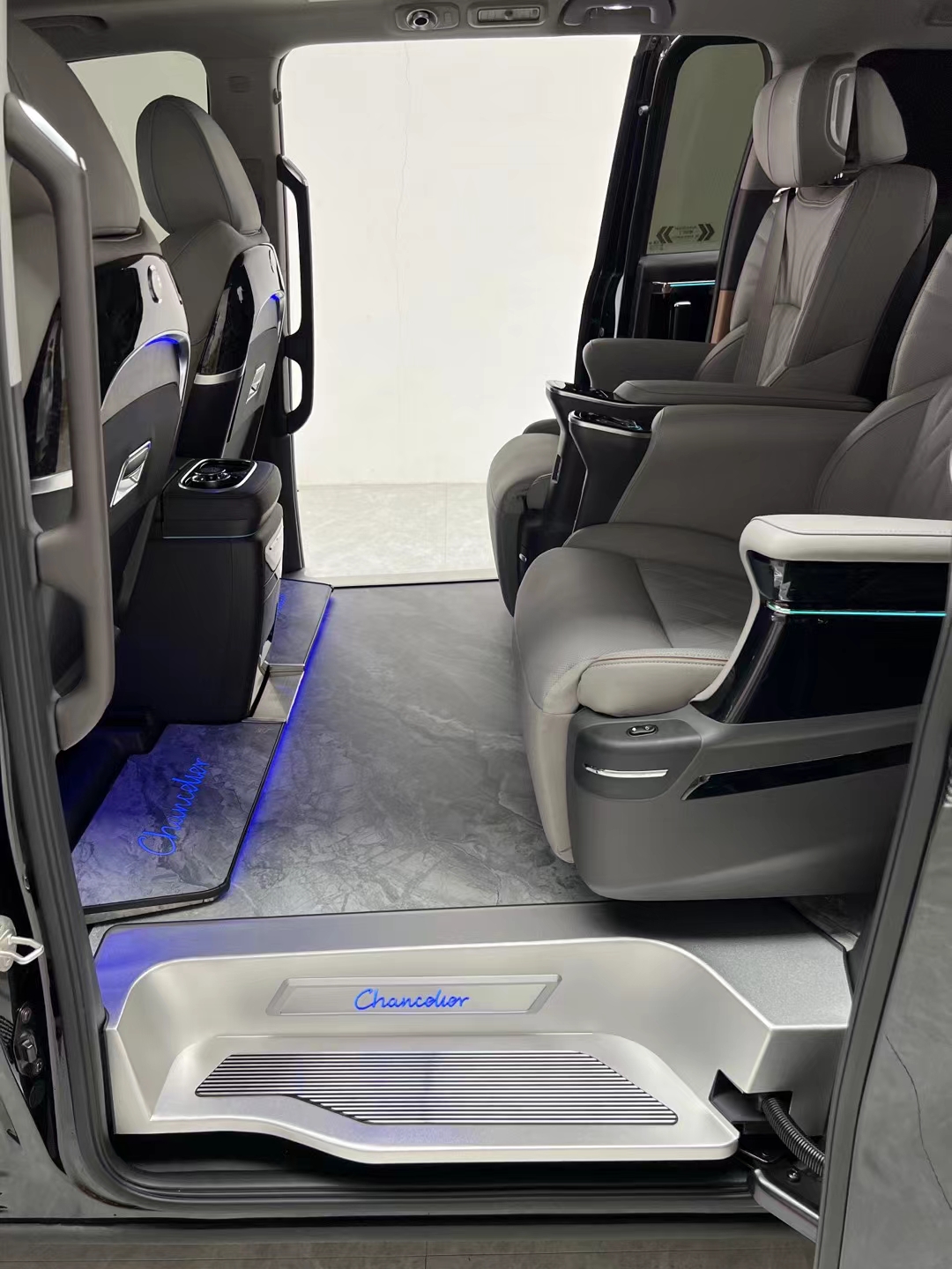 理想MEGA地板选航空铝还是布纹